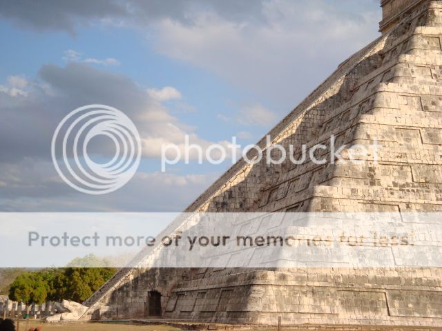 This is the KEY 3 to 2012 The Mayan pyramid in Chichén-Itzá
(The meaning of the snake shadow)
The rattle stands for shaking or Explosion.
The body stands for wave, Micro wave or S wave.
We are already receiving radio waves from the center of the milky way.
The head stands for danger.
If the radio waves change due to a great Explosion this could mean the end of life on earth if we don't prepare.
Click photo to view the snake wave.